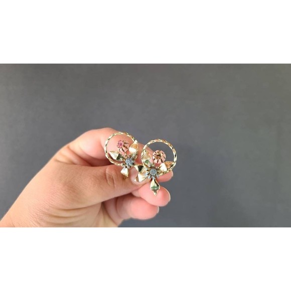 Filigree Flower Rhinestone Screwback Earrings - Picture 8 of 10